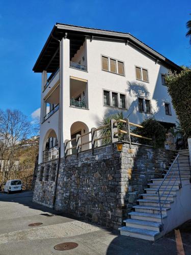 Vira Apartment | 1 Zimmer Apartment mit Seesicht und Pool