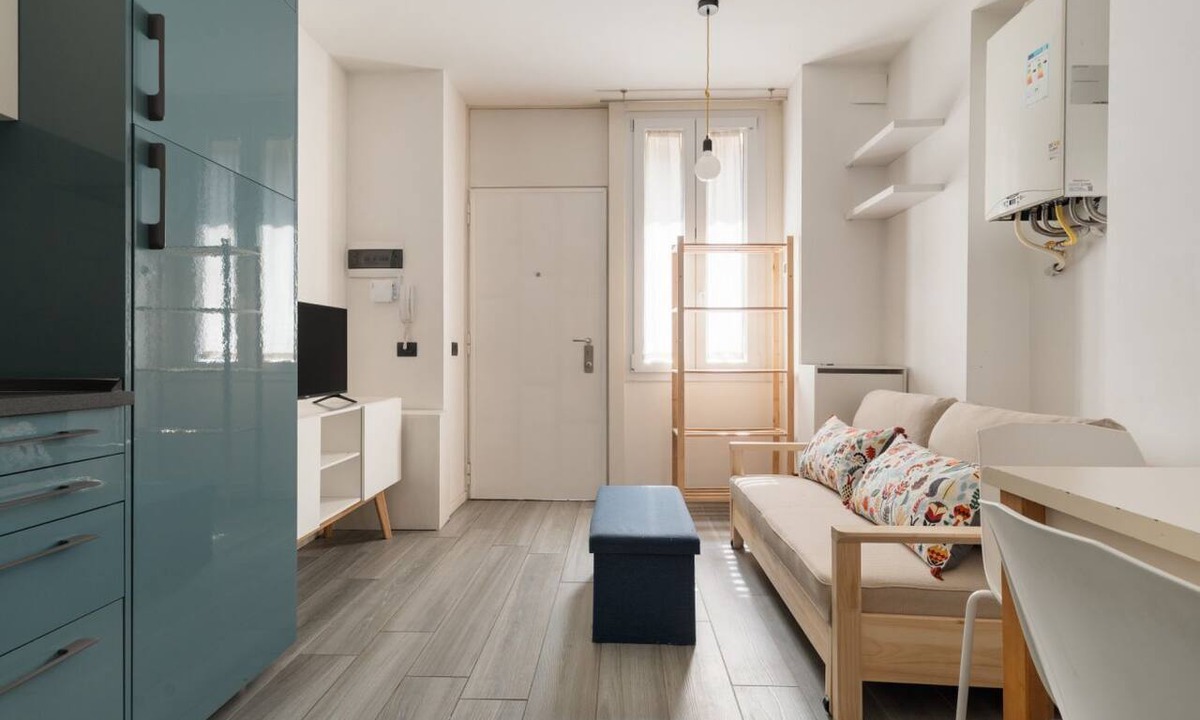 Dergano Apartment | A cozy, light-filled 40 sqm apartment located on the first floor of a building without an elevator (access via stairs).The property is situated just steps away from the Dergano stop on the M3 metro line and close to the new Isola Garibaldi district & the
