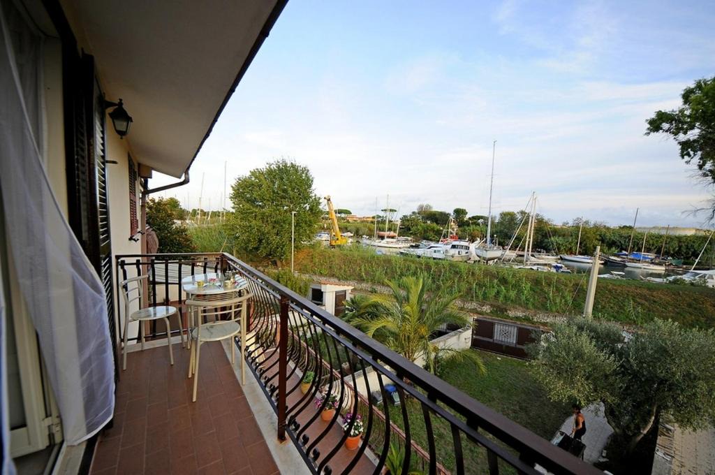 Fiumicino House | A La vue chambre BAGNO CONDIVISO SHARED BOTH2piano no lift NO ANIMALI a pagamento aria condizionata ed extra bed 3 MINUTI A PIEDI DA BUS PER FIERA DI ROMA