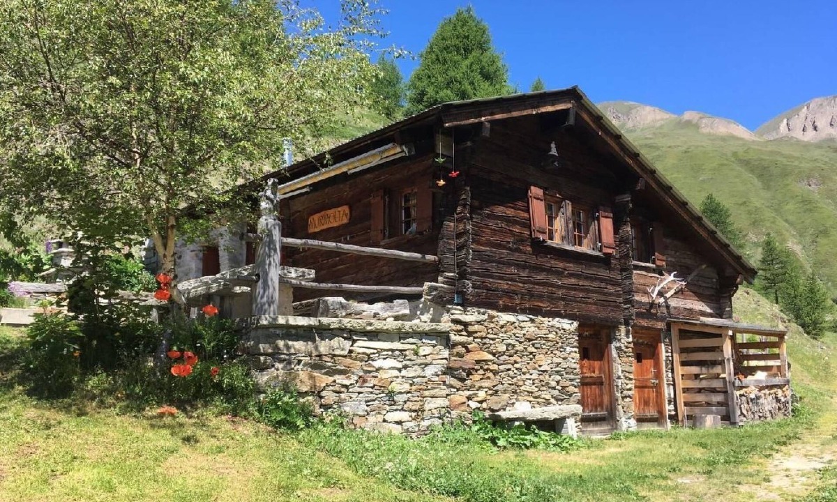 Termen House | Alphütte Murmolta auf der Sonnenterrasse im Wallis by Interhome