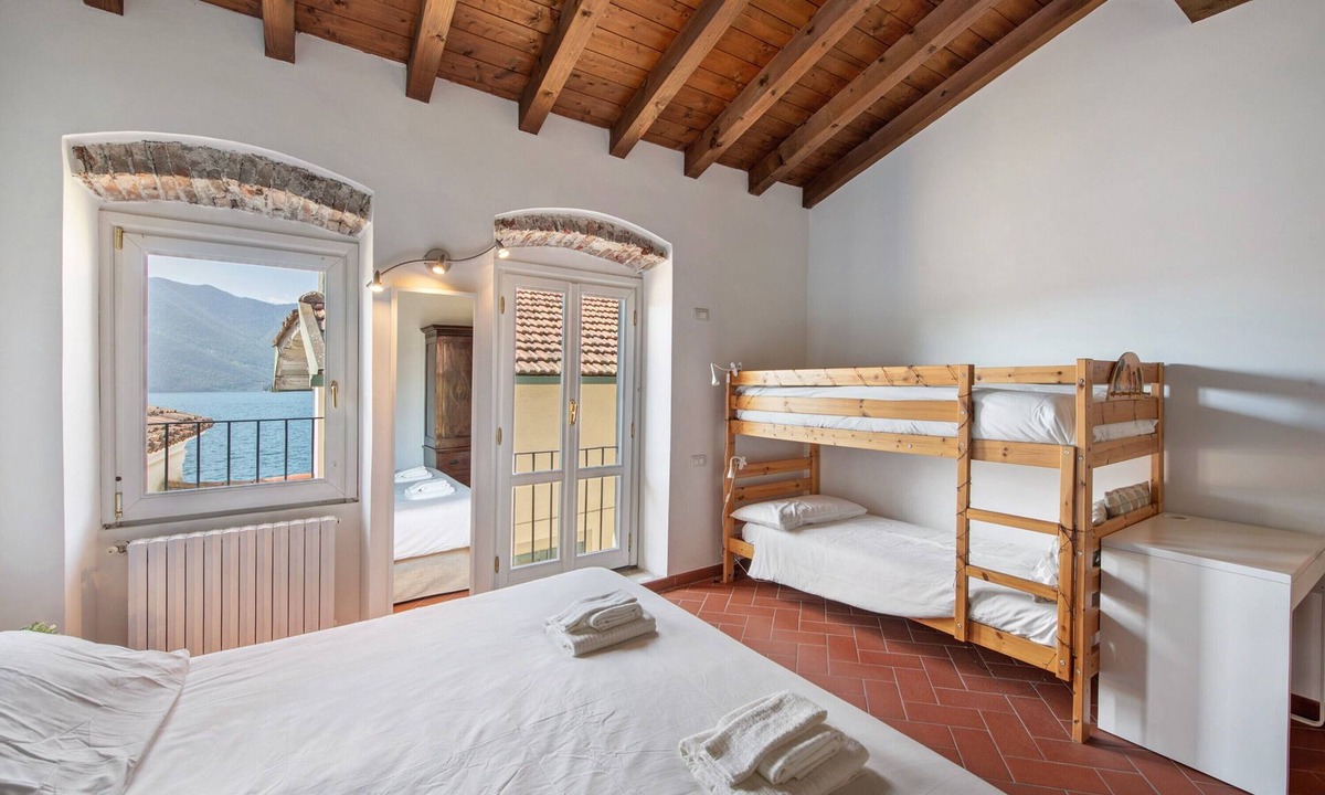 Sulzano Apartment | Apartment 'Il Giardino Segreto' with Lake View, Private Terrace and Wi-Fi