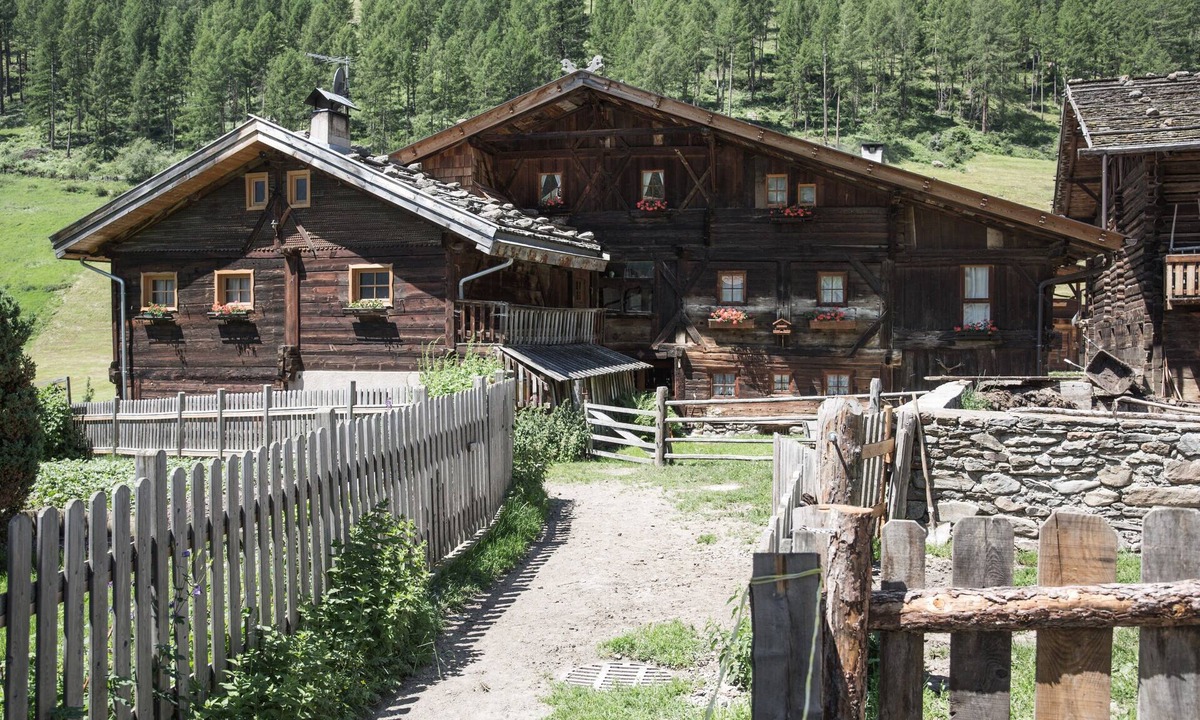 Madonna di Senales Apartment | Apartment “Oberniederhof Anno 1793” with Mountain View, Shared Garden and Wi-Fi
