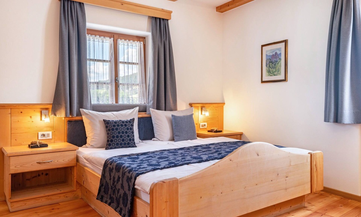 Lajen Apartment | Apartment "Schreiberhof Landhaus" with Mountain View, Shared Garden & Wi-Fi