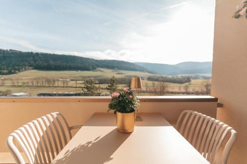 Couvet Apartment | Appartement thématique Au Creux de la rose