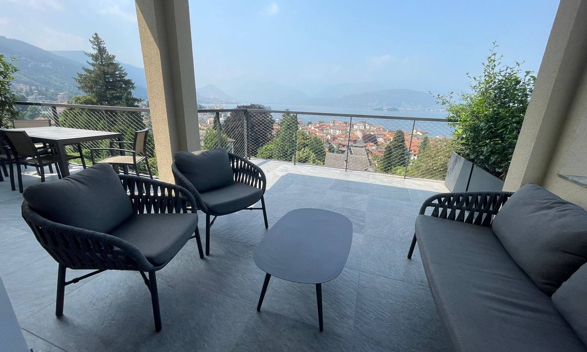 Stresa Apartment | Apt near centre Stresa + balcony, WiFi, air/con and wonderful view over the lake