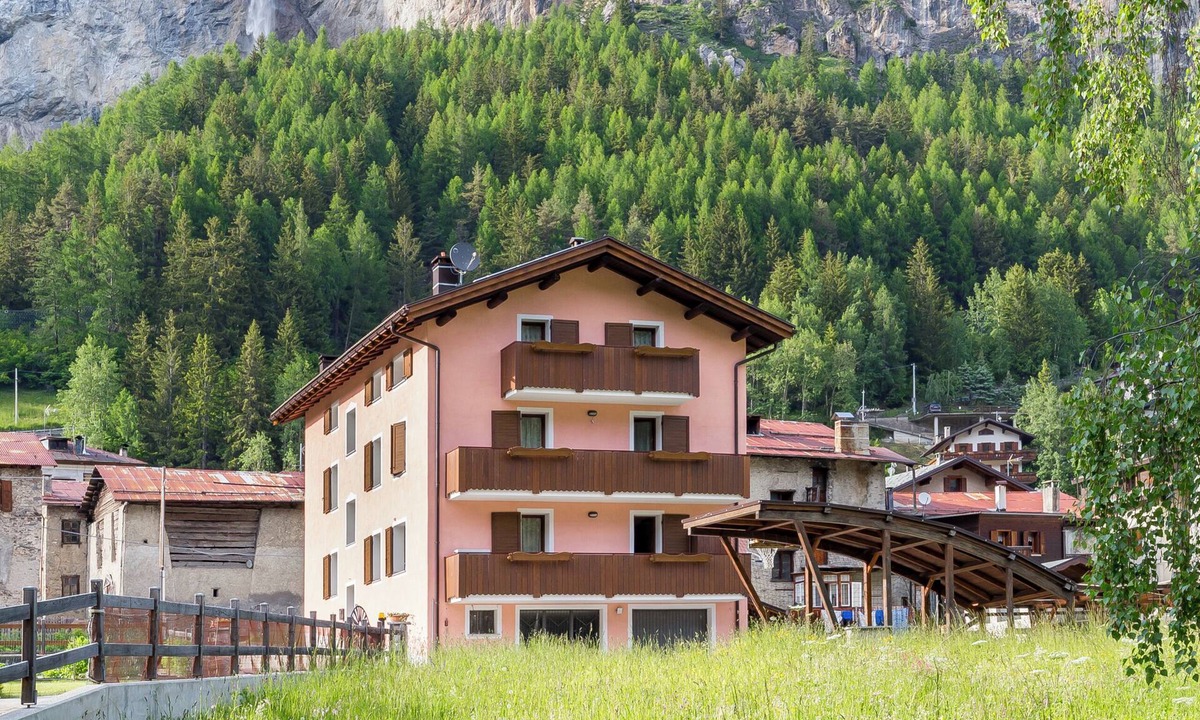 Isolaccia Apartment | Baita La Cascata three-room apartment near Bormio with sauna and garden, waterfall view