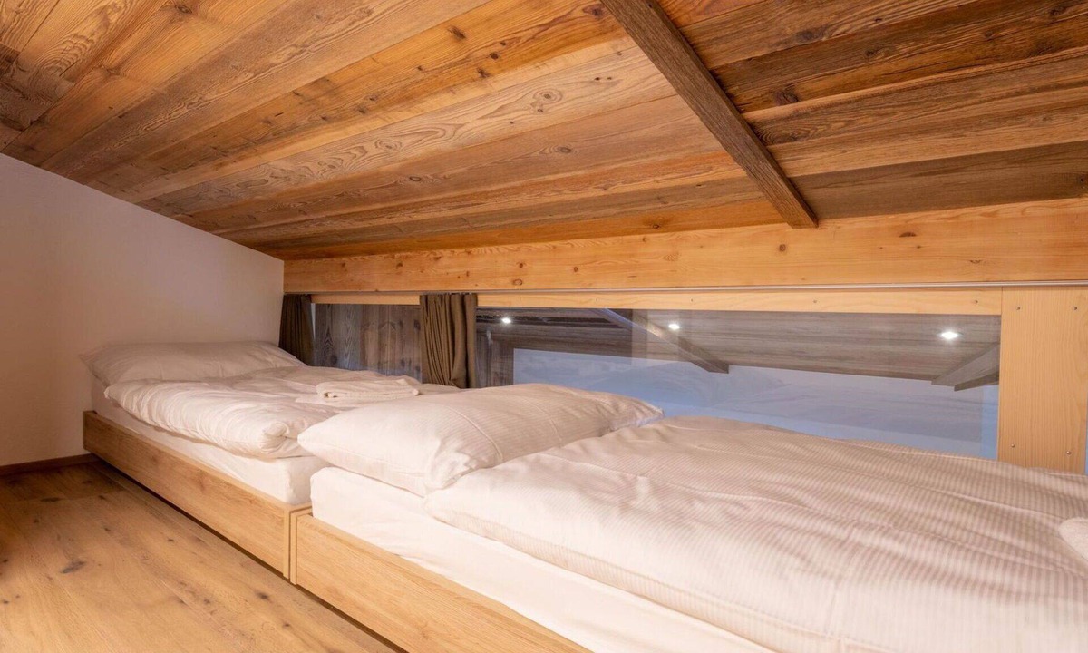Saas Almagell Apartment | Beautiful apartment for 7 people with WIFI, hot tub, TV and balcony