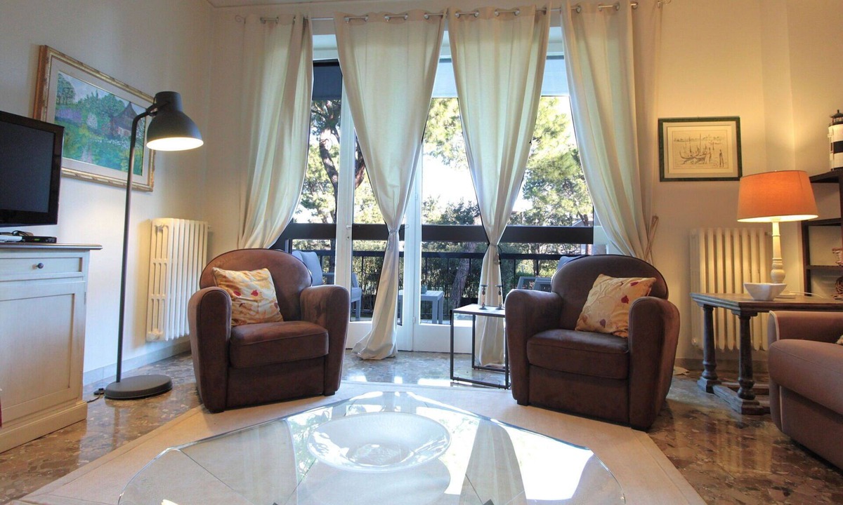 Desenzano del Garda Apartment | Beautiful apartment with WIFI, sauna, hot tub, A/C, TV, terrace and pets allowed, close to Sirmi.