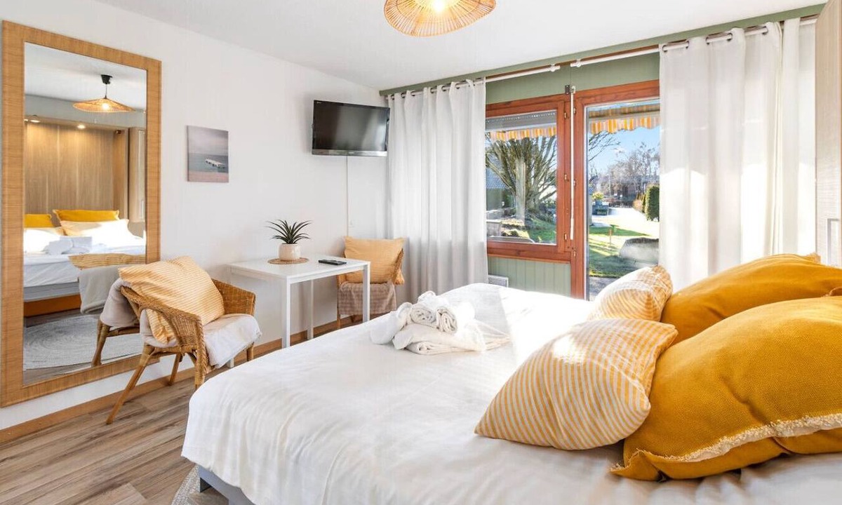 Portalban-Dessous Apartment | Bright studio apartment with a terrace, 5 minutes from the lake