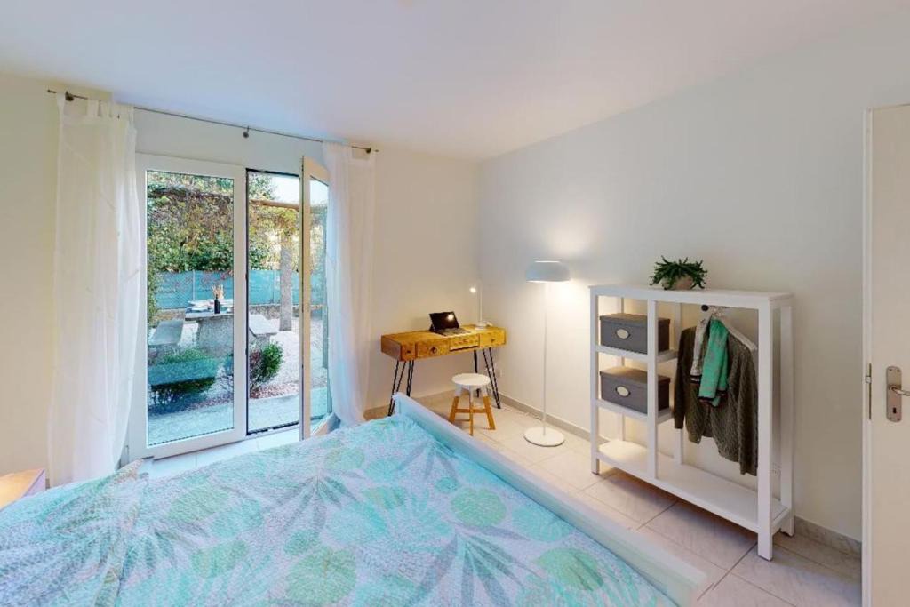 Minusio Apartment | Casa delle Vigne: Giardino, pergola e vista lago