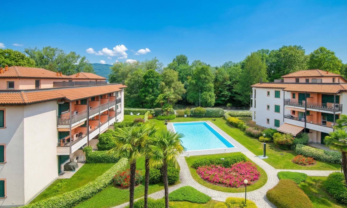Sasso Moro Apartment | Casa Fiorita: Leggiuno 100 meters from lake Apartment with shared Pool, Leggiuno, Italy