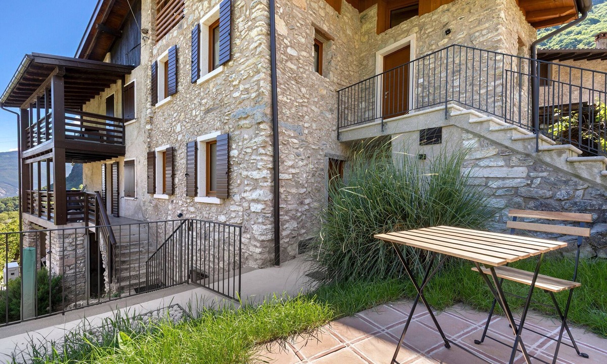 Ville del Monte House | Casa Zucchelli, Garda Trentino: Castle View, Private Garden, Up to 8 Guests