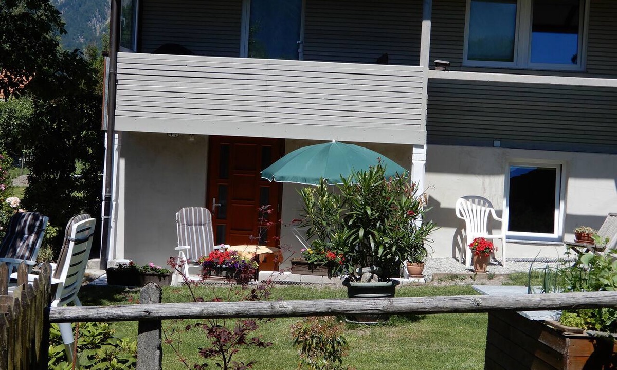 Brienz Apartment | Chalet Herenhuet 1 - Beautiful Garden Apartment Near Lake Brienz
