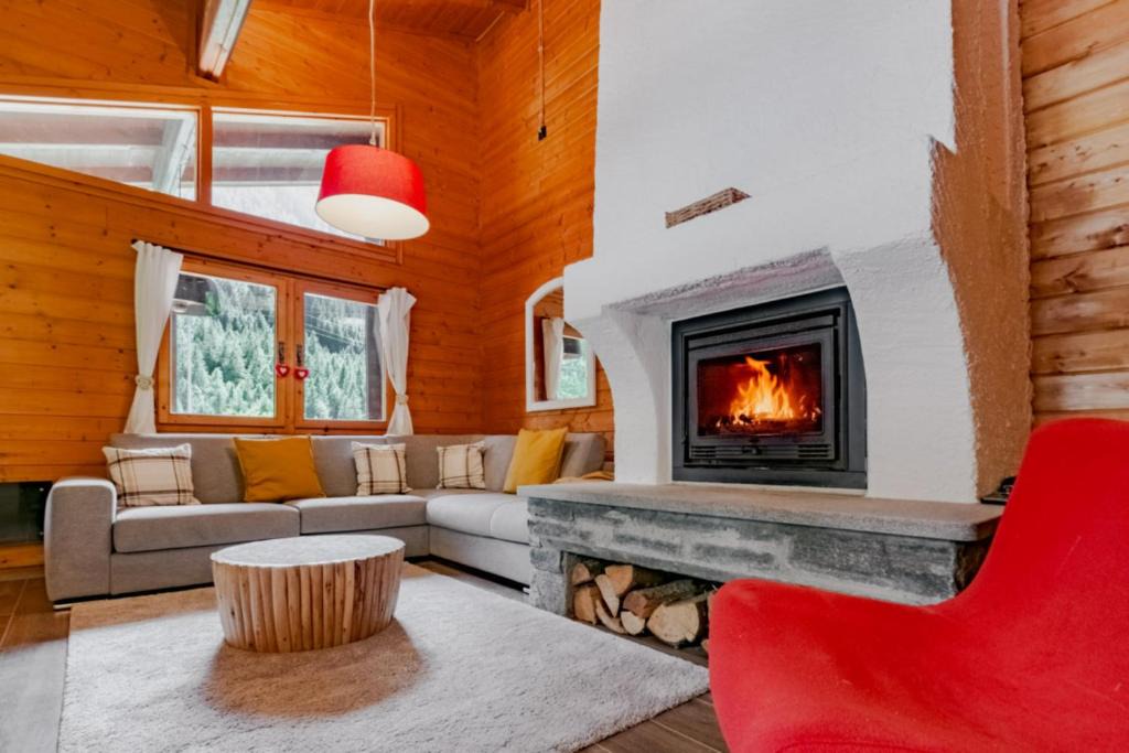 Mesocco House | Chalet Soleada with Fireplace and Terrace for 5 - Happy Rentals