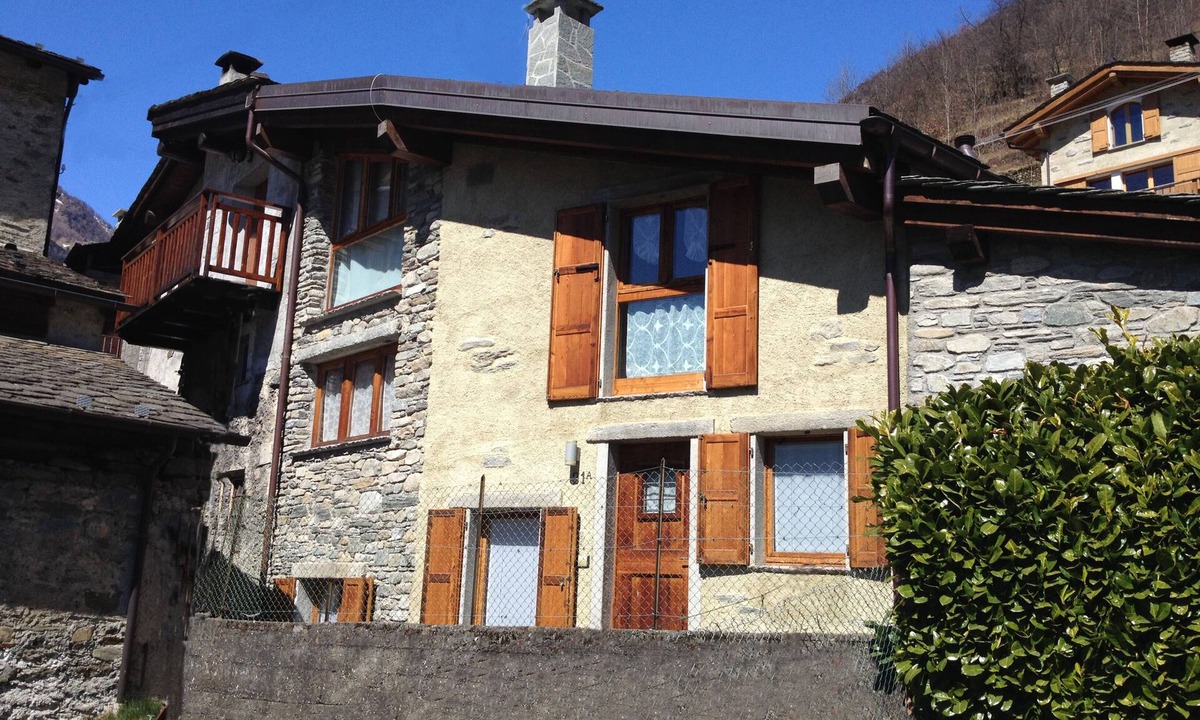 Valtellina Cabin | Church in Valmalenco House in Borgo