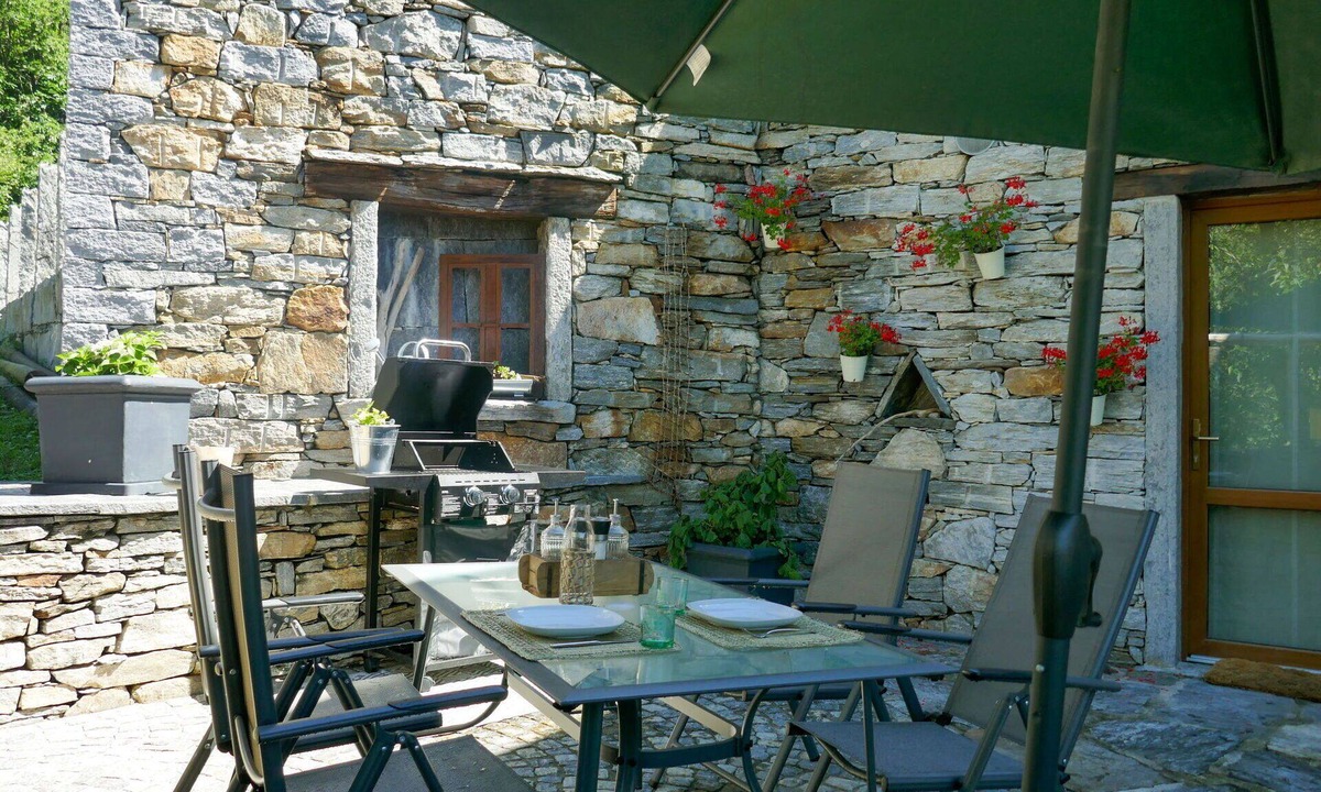 Malvaglia-dagro Apartment | Cosy apartment for 2 people with WIFI, TV and patio