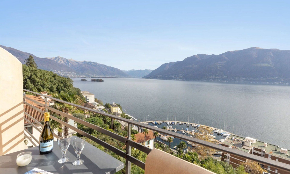 Cardada Apartment | Cosy apartment for 3 people with WIFI, pool, TV, terrace and pets allowed