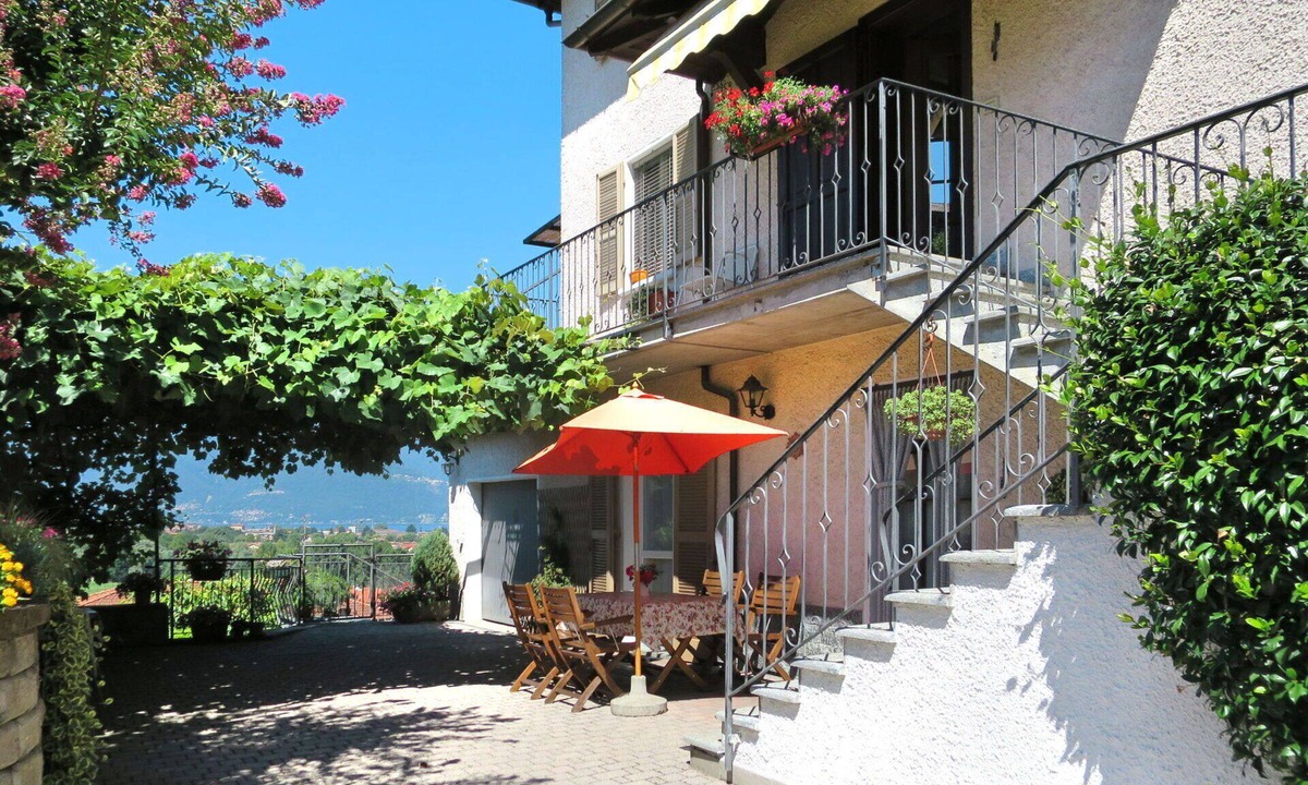 Luino Apartment | Cosy apartment for 5 guests with WIFI, TV, terrace and pets allowed