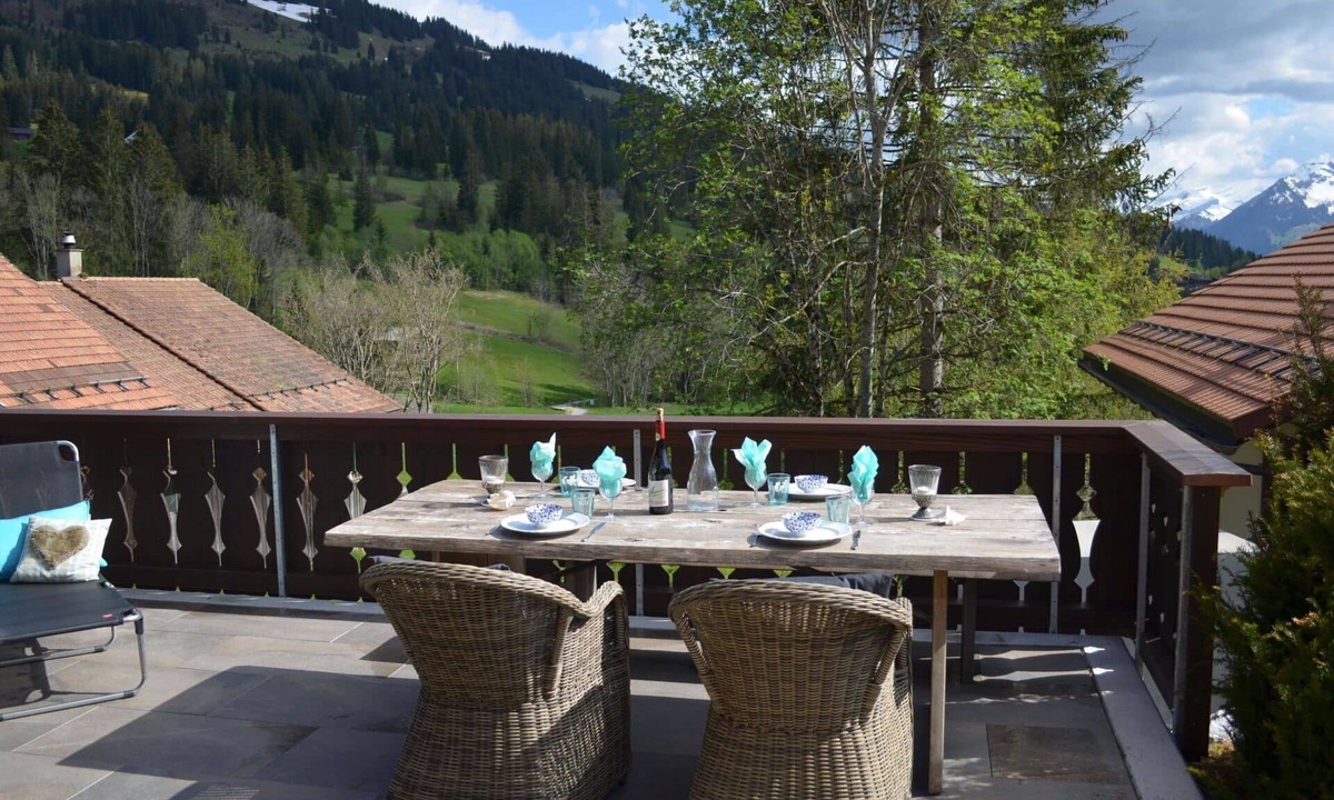 Saanenmoeser Apartment | Cosy apartment for 8 people with WIFI, TV and balcony