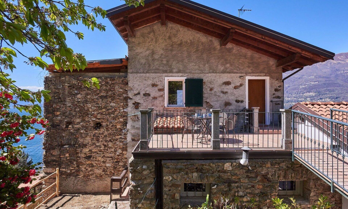 Bellano House | Cosy apartment in villa for 12 people with A/C, WIFI, TV, patio and pets allowed
