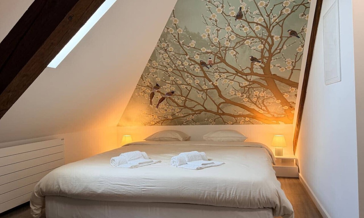 Wipkingen Apartment | Cosy attic studio for two — quiet Wipkingen, tram nearby