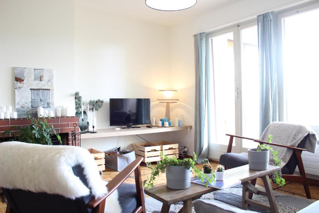 Lens Apartment | Cozy & Central | Rainbow A