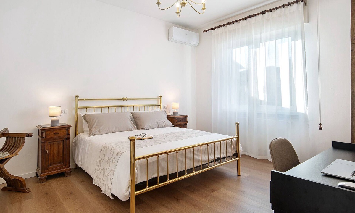 Cassina Rizzardi House | Dante210 Entire Apartment: 2 Bedrooms, Bathroom, Living Room & Kitchen