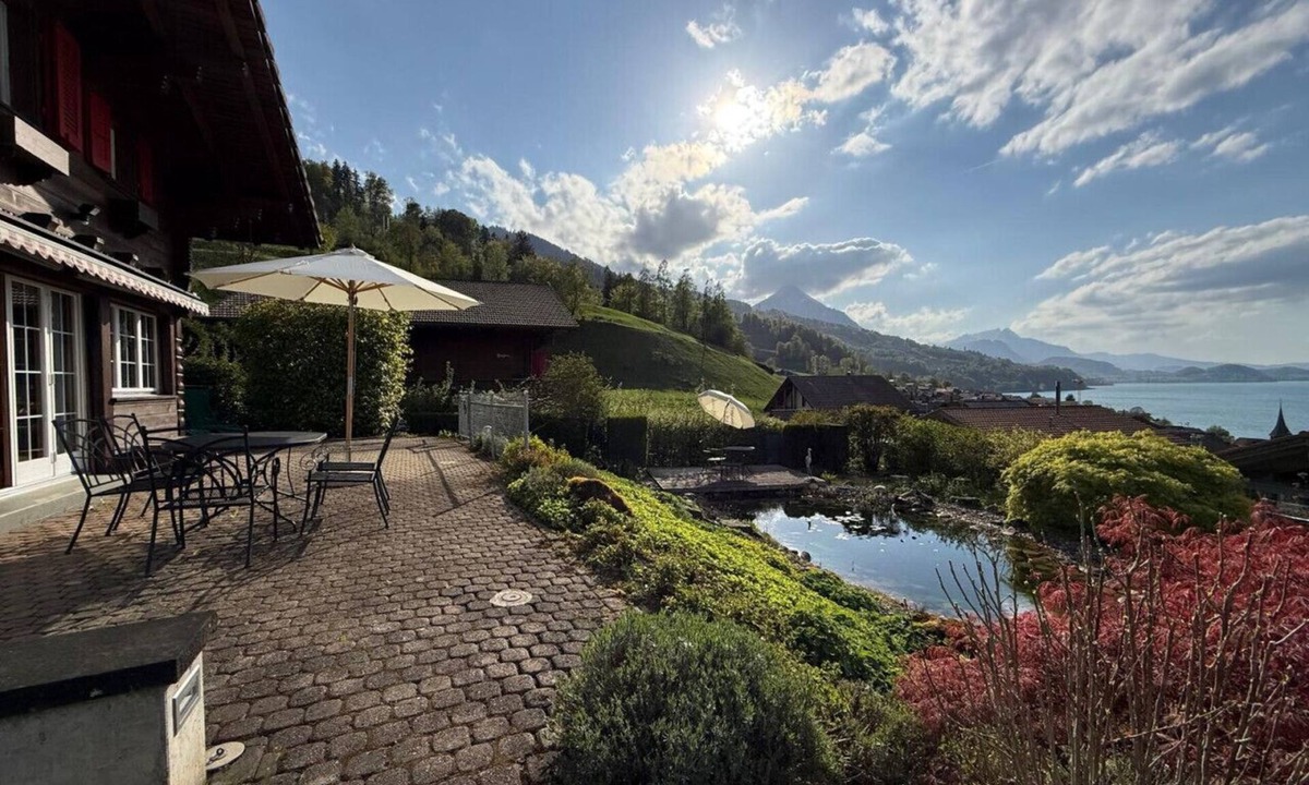 Leissigen House | Elegant Family Chalet with Lake & Mountain Views