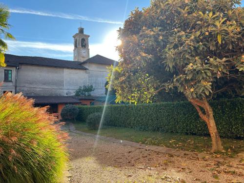 Angera Apartment | Elegante corte con giardino a 5 minuti dal lago