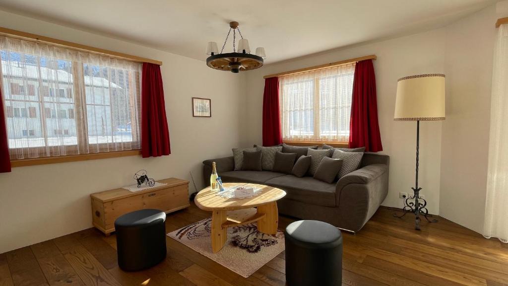 Klosters Platz Apartment | Ferienwohnung mit idyllischer Aussicht