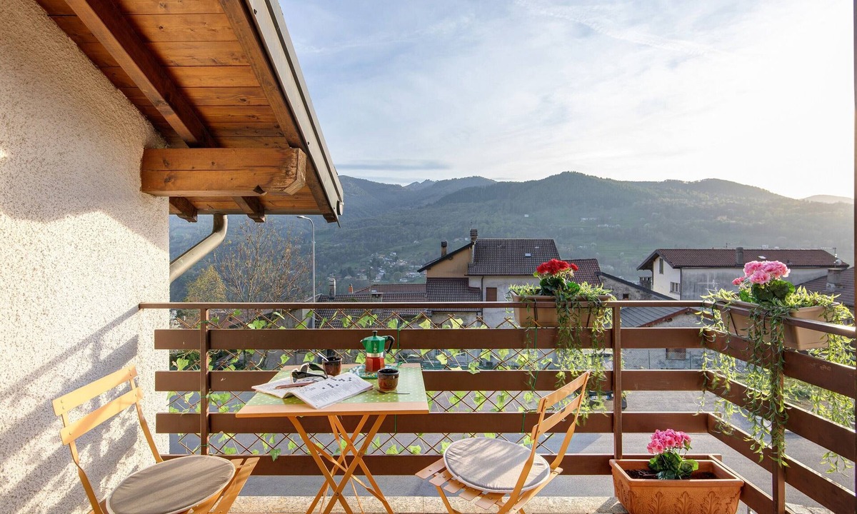 Centro Valle Intelvi House | Grace House Vacation Home with Mountain View, Shared Terrace, and Wi-Fi
