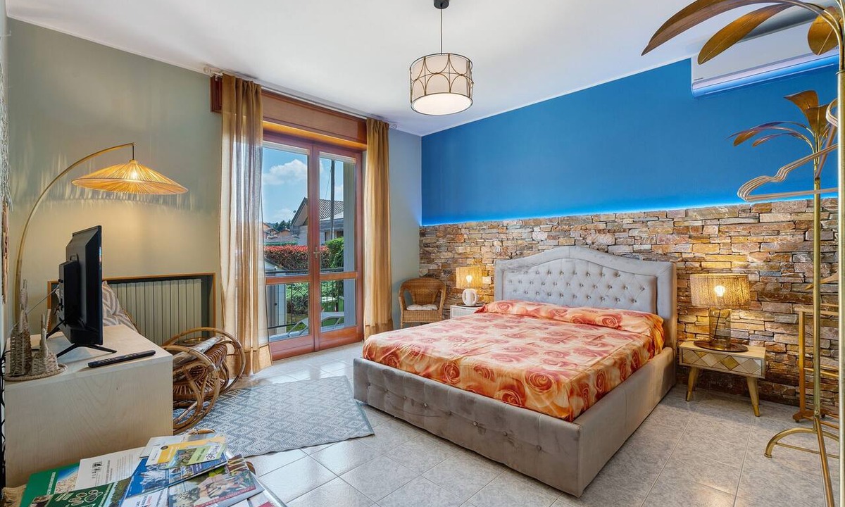 Castelletto Sopra Ticino House | Green Holiday Home 'La Casa Dei Girasoli-Lake Maggiore' with Garden, Wi-Fi, AC, Parking