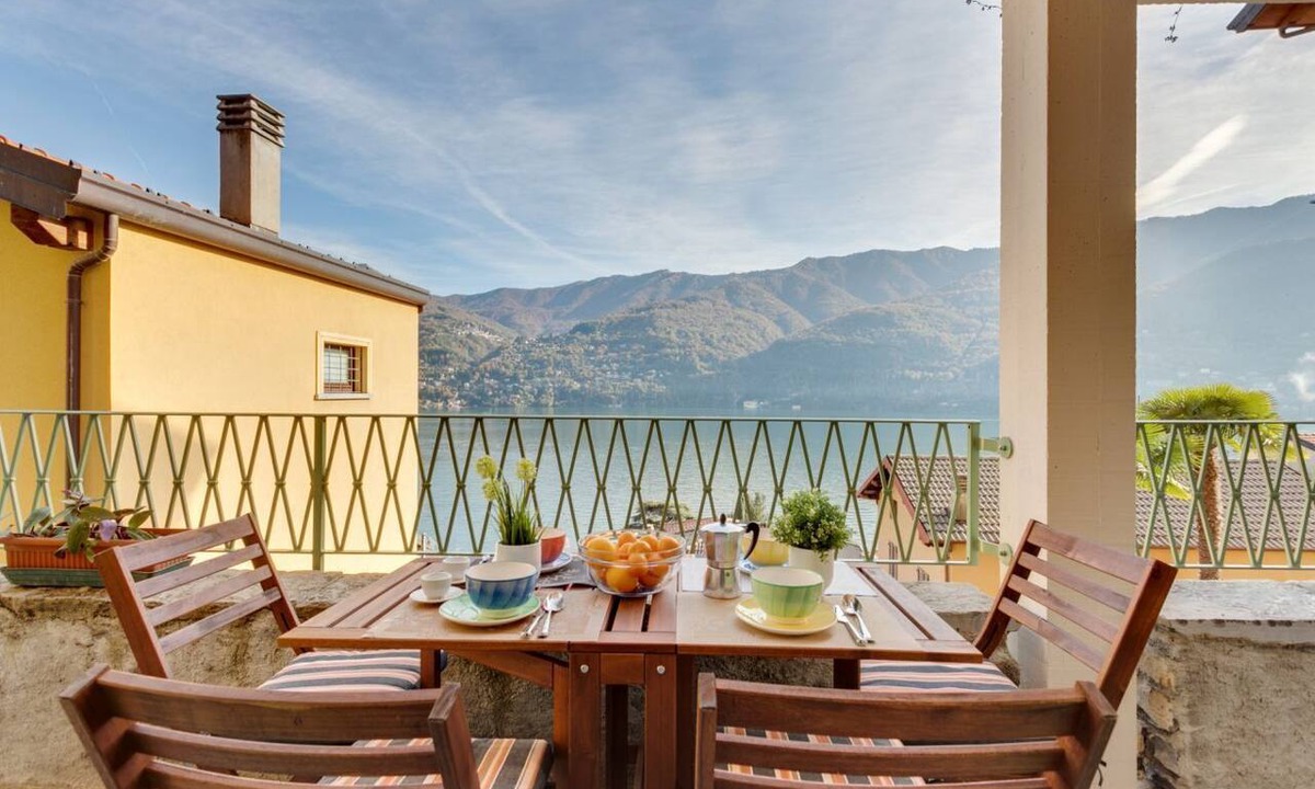 Carate Urio Apartment | GuestHost - Apartment of about 80 sqm, perfect for 4/6 people (but it can host up to 7 people), located in a pedestrian area, on the ground floor of a renovated house overlooking Lake Como. The property is located in the historic centre of the enchanting