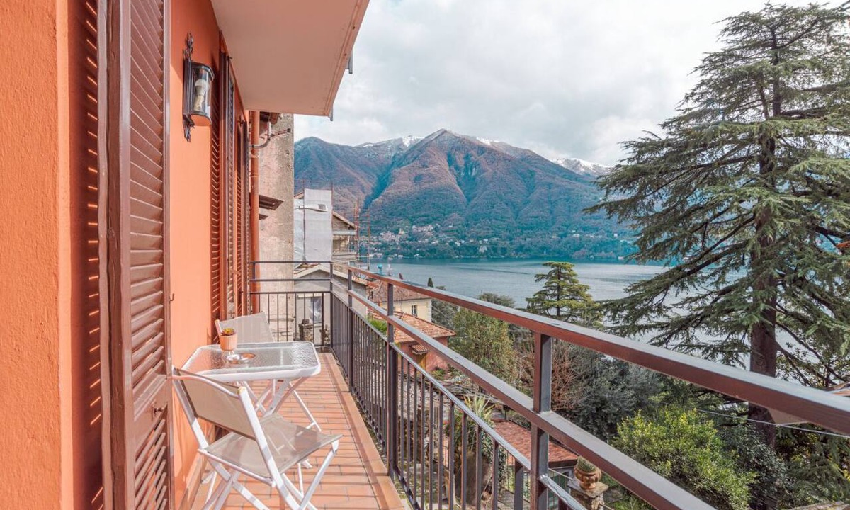 Carate Urio Apartment | GuestHost - Bright and welcoming 80m2 apartment located on the first floor of a typical renovated Larian village house.The house is located in a pedestrian area: it is therefore not possible to reach the apartment by car. We also point out 6 steps at the