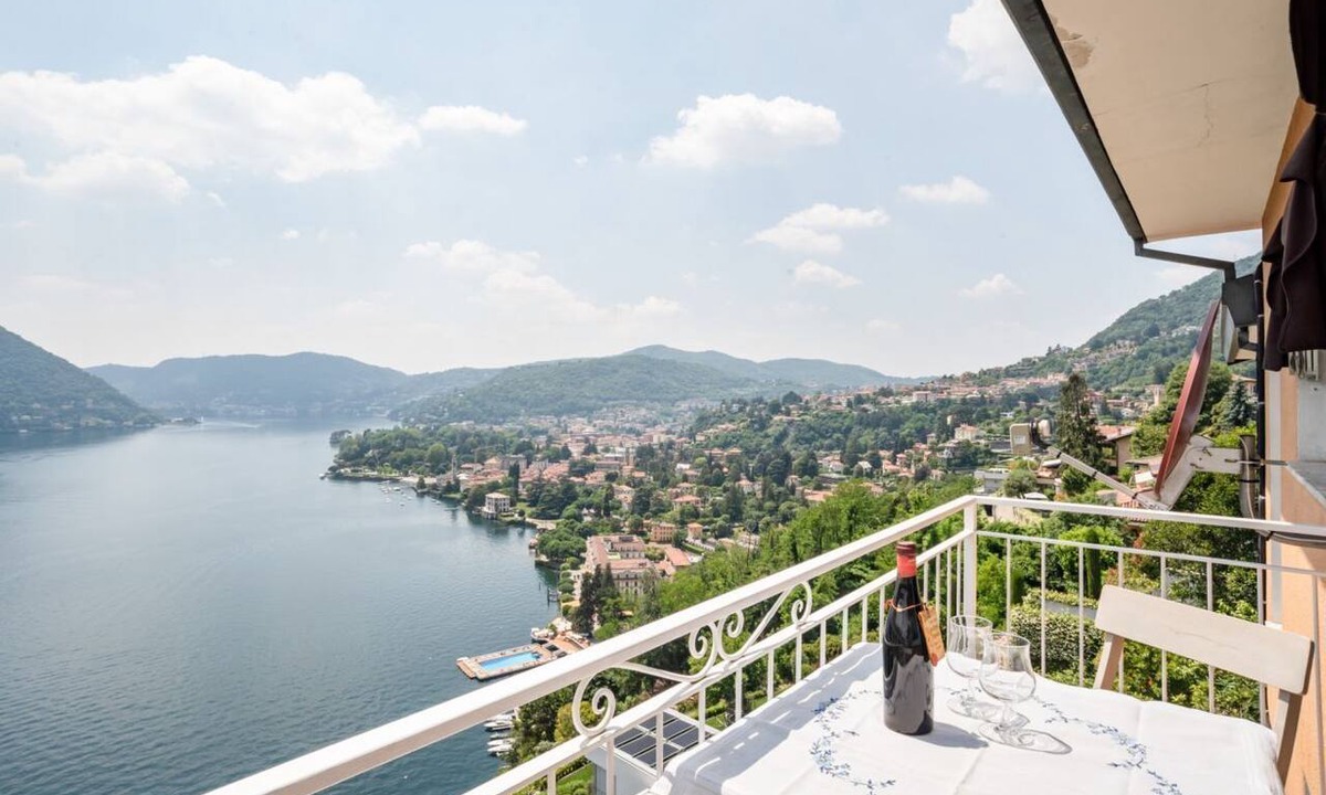 Cernobbio Apartment | GuestHost - Bright and welcoming studio apartment located in Cernobbio in an elevated position, in a hilly and residential area of the village! The apartment boasts a truly superb lake view: you can admire a unique panorama, which ranges from the swimmin