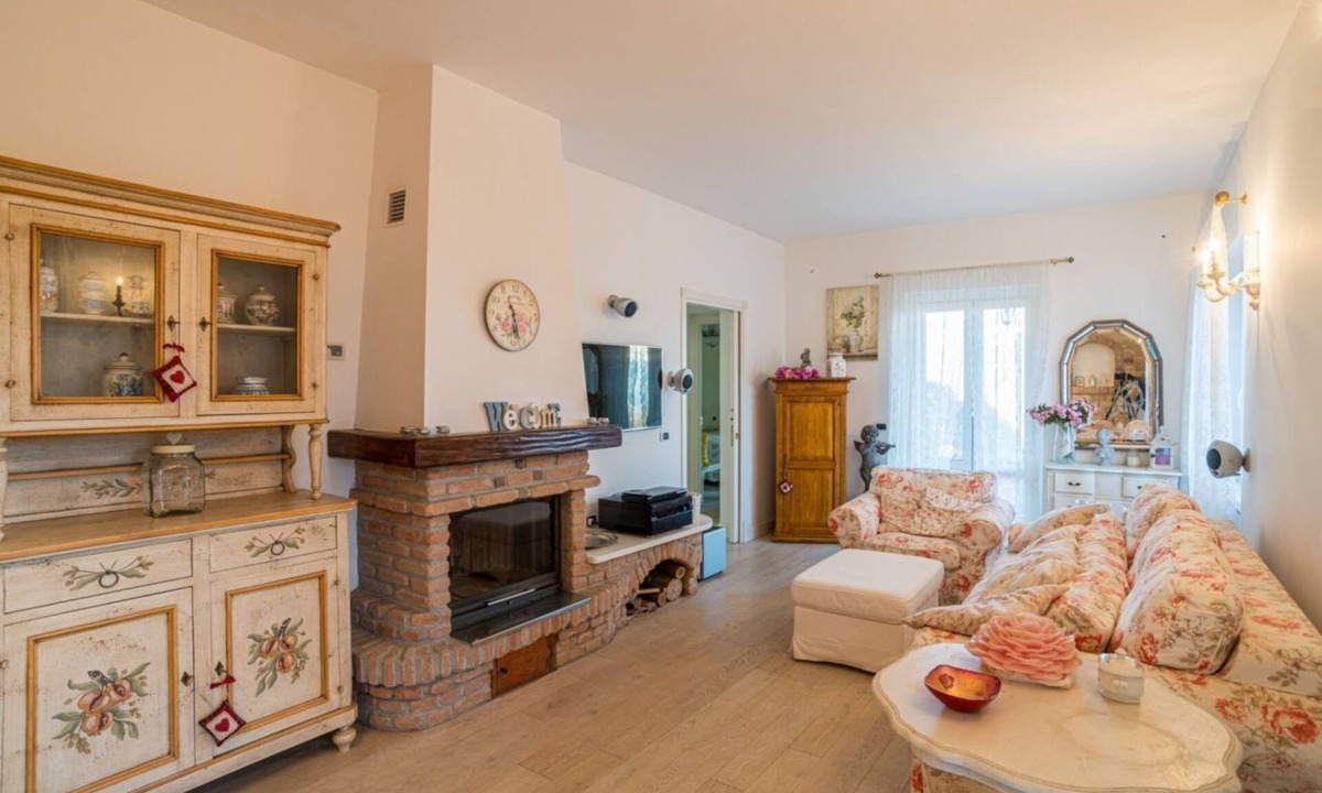 Civenna Apartment | GuestHost - Charming 80 sqm apartment with independent entrance in a large residence surrounded by greenery (steps to access the structure). The accommodation is located on the ground floor of a villa and can host up to 4 people. It offers an enchanting