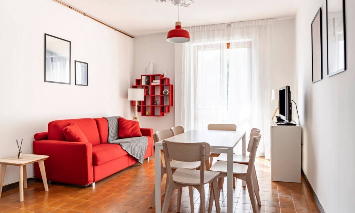 Corno Apartment | GuestHost - Cozy 80 sqm apartment located on the first floor of a building with a lift, ideal for hosting up to 6 people.Located in Garda, the accommodation boasts a strategic position: the beach is just a 2-minute walk away, while the city center can be