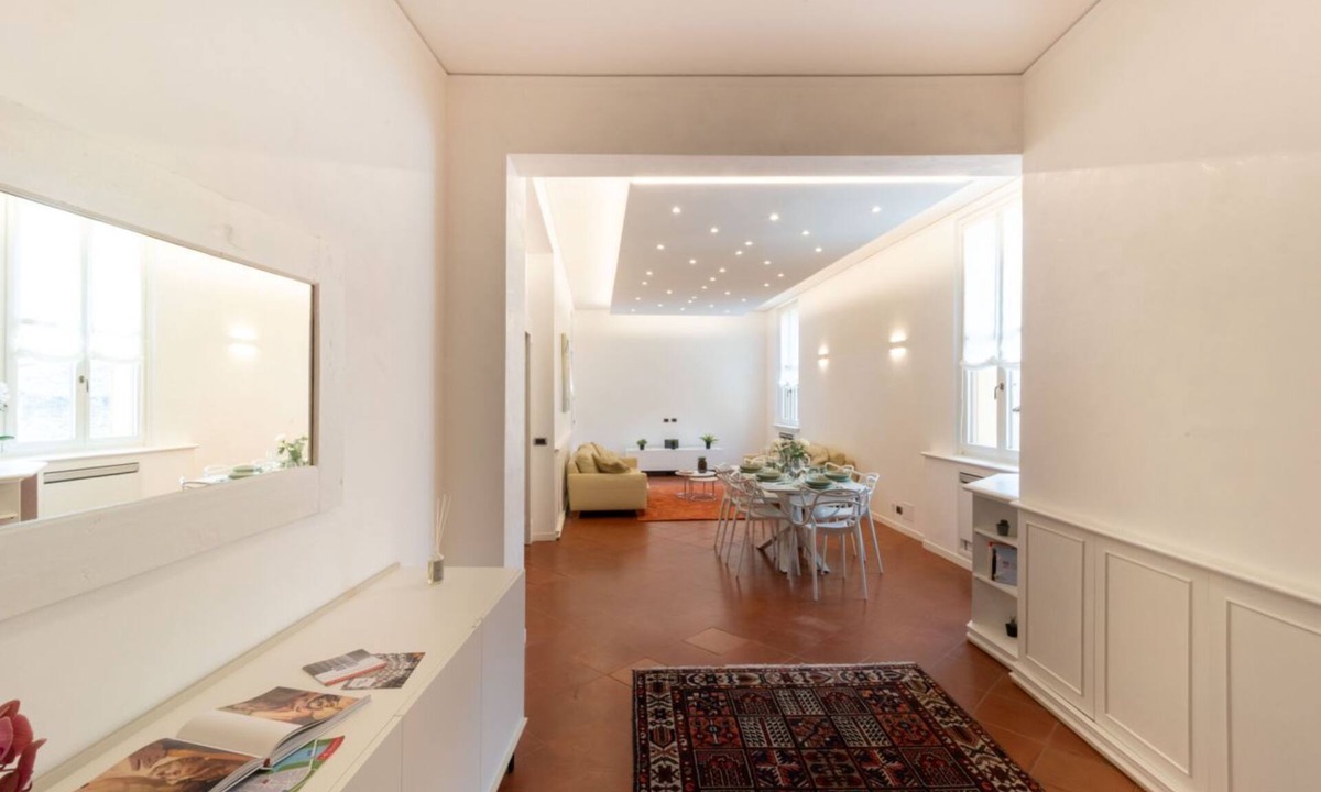 Old Town Apartment | GuestHost - Elegant apartment of 193 sqm located on the first floor of a vintage building with elevator (5 steps to access), able to accommodate up to 7 people.The accommodation is located near the city center of Mantua, in just 15 minutes walk you can r