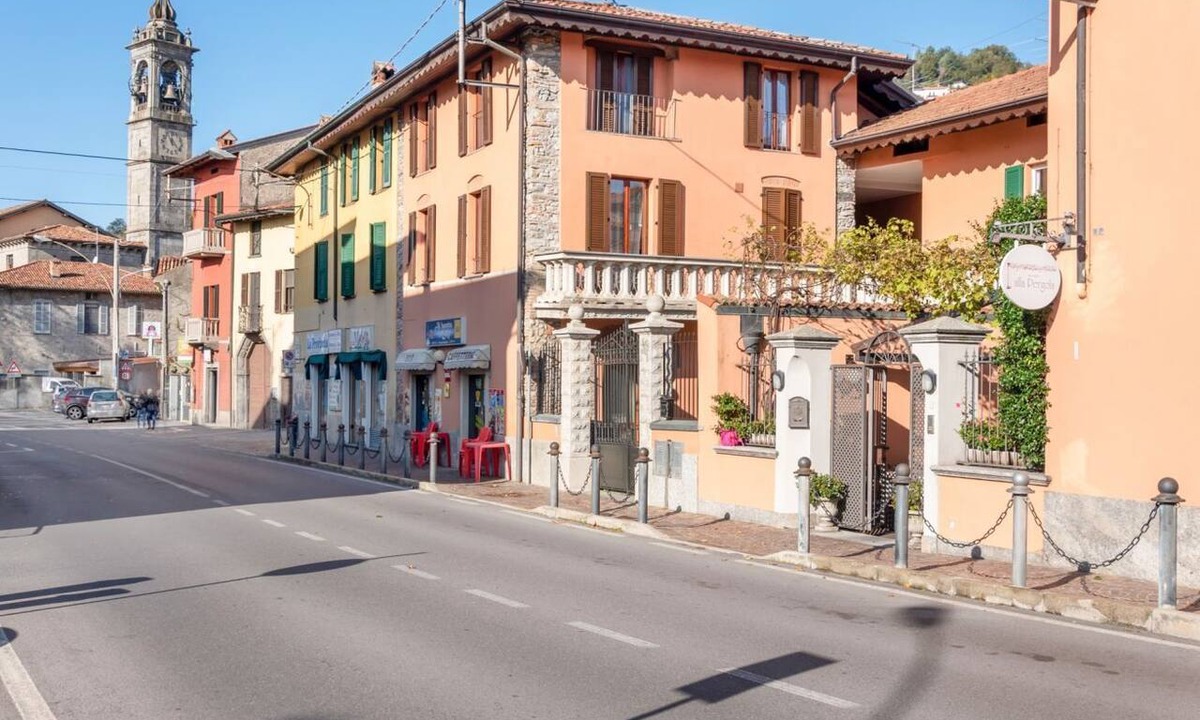 Pusiano Apartment | GuestHost - The apartment is located in the center of Pusiano with a beautiful lake view.