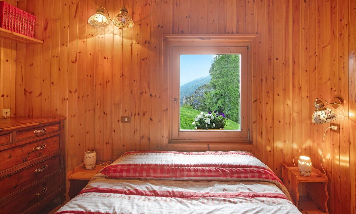 Valtellina House | Holiday Home 'Dolce Casa Vicino A Bormio' with Mountain View, Private Garden and Wi-Fi