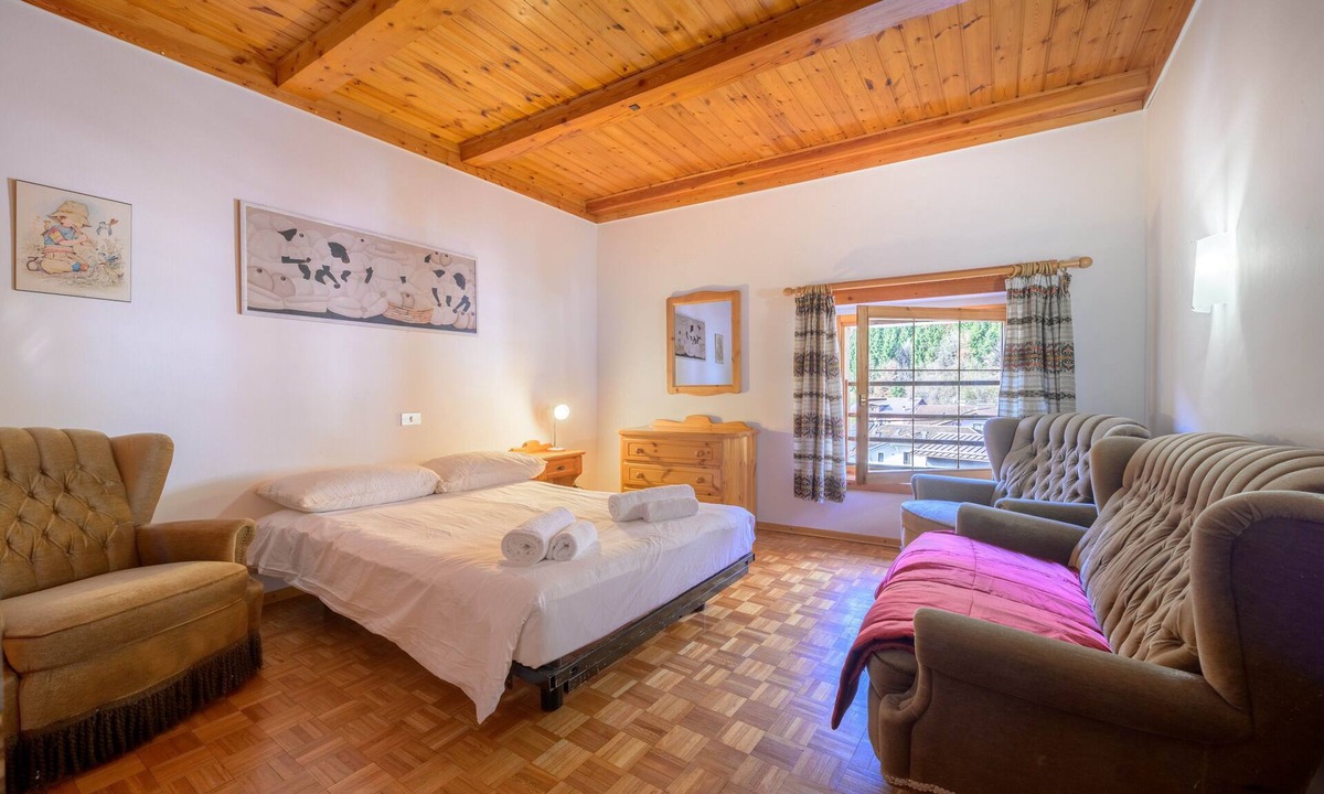 Roncone House | Holiday Home 'La Casa Di Nonno Giulio' with Mountain View and Wi-Fi