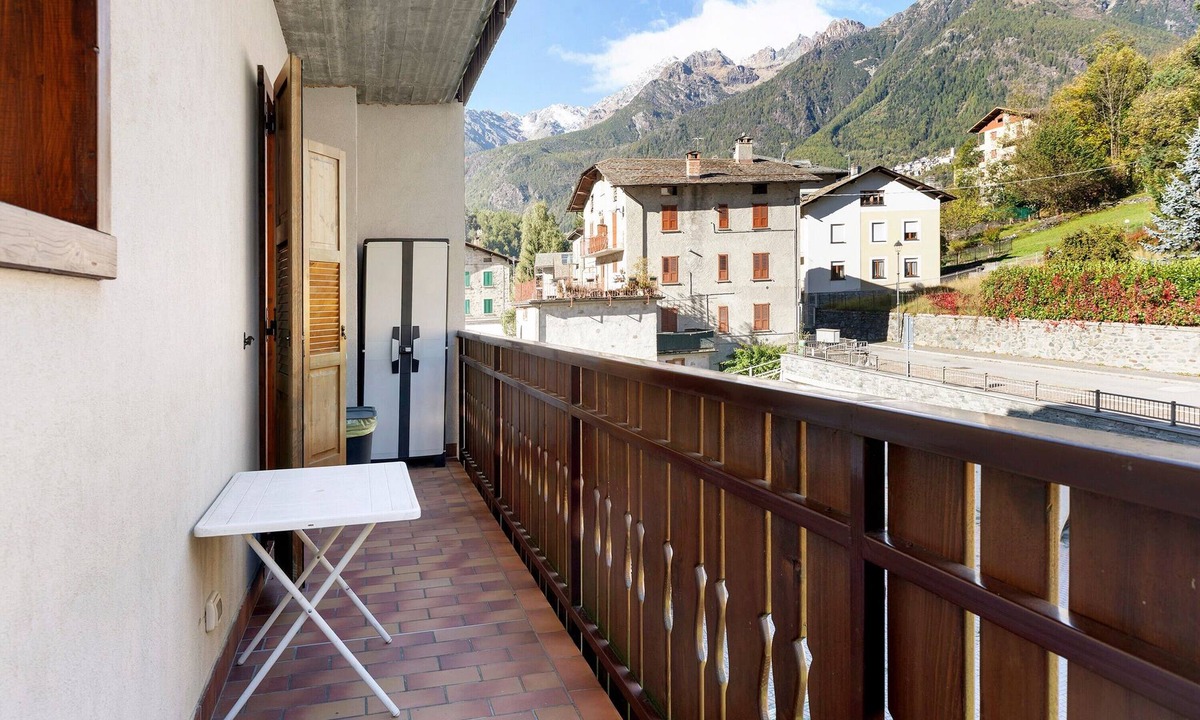 Valtellina Apartment | Holiday Home 'Super Mini Lanzada -' with Mountain View, Balcony and Wi-Fi