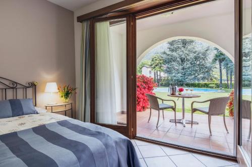 Arcegno House | Hotel Garni Elena, Pool & Garden