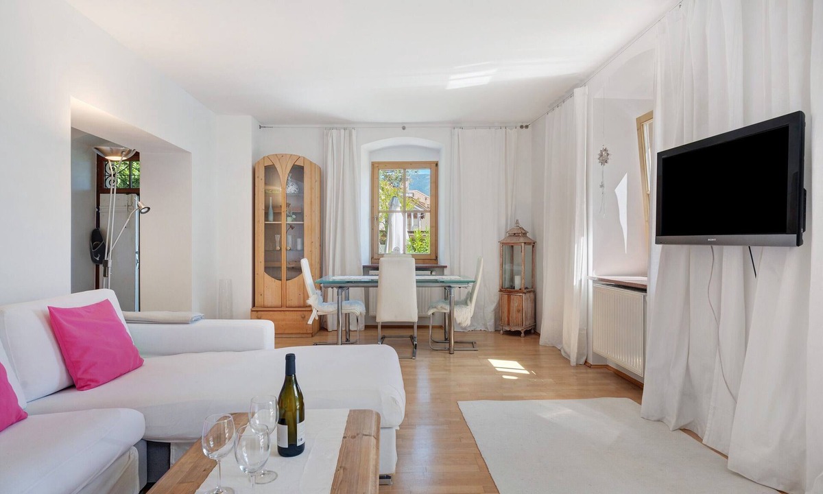 Tramin Apartment | Apartment 'Sonnenresidence Alpenhof' with Mountain View, Balcony and Wi-Fi