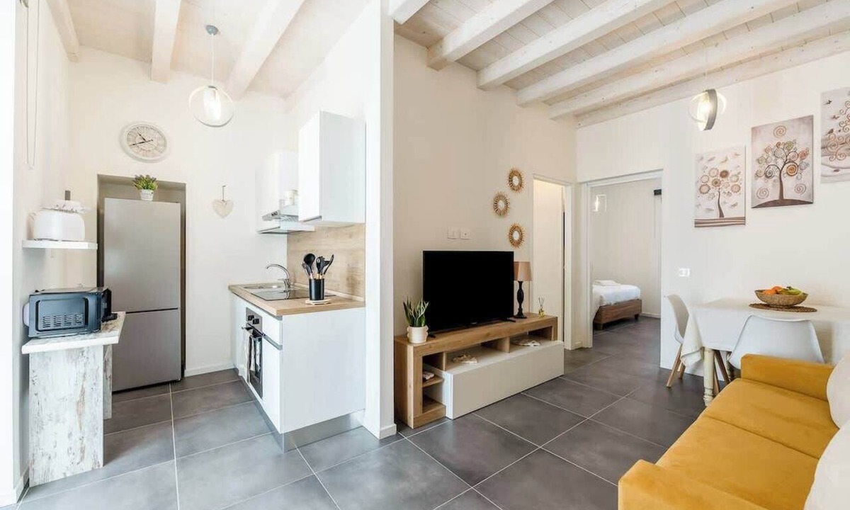 Albate House | KeyRoom Patio & Parking near Lake Como