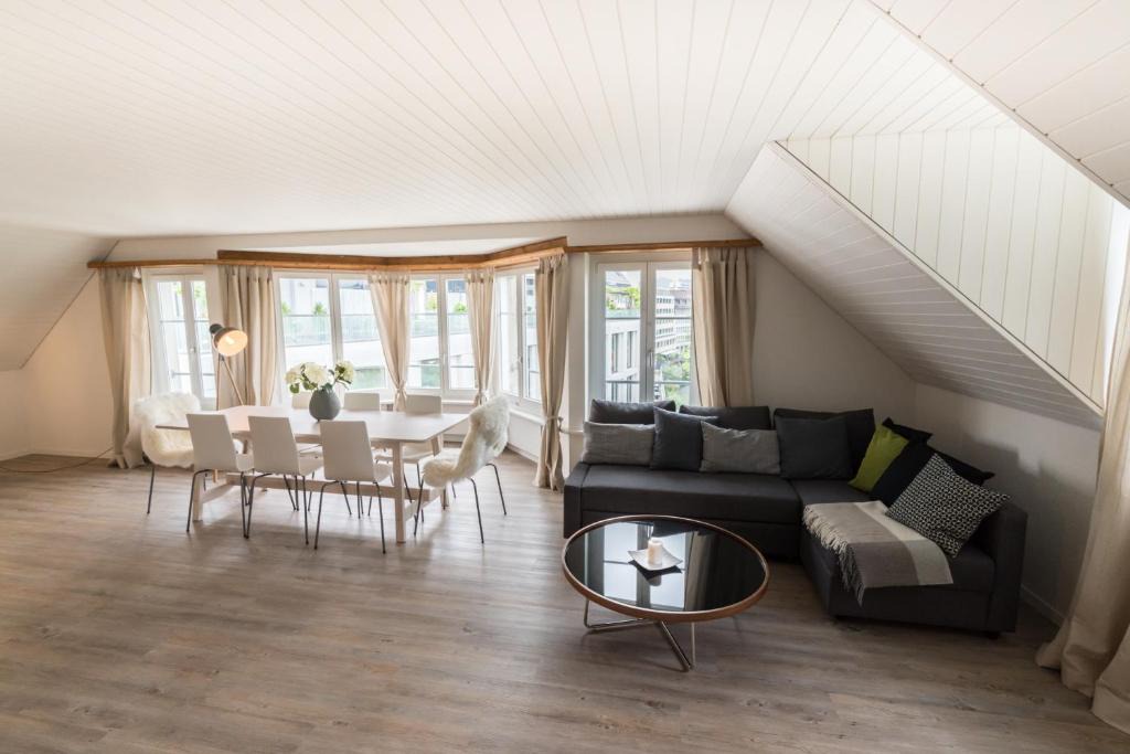 Old Town Apartment | Löwenplatz Apartment near Station by Airhome