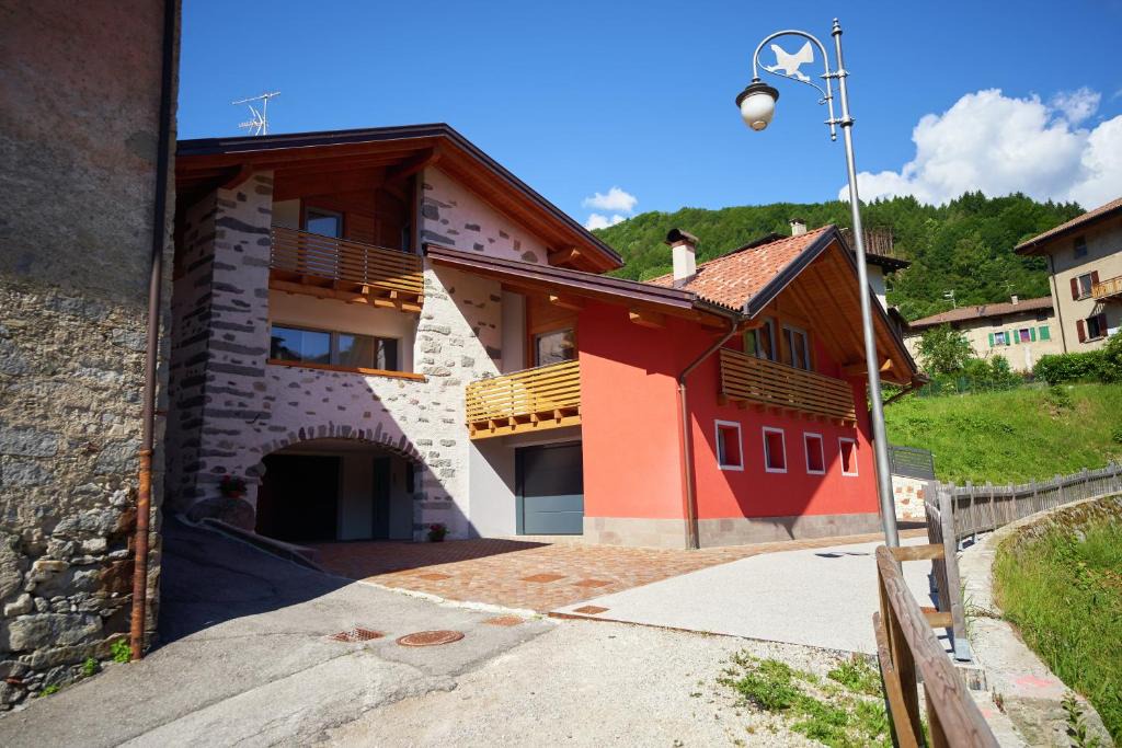 Roncone Apartment | La Casa Rossa