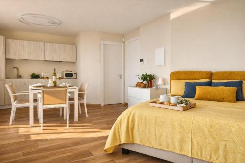 Monte Apartment | La Gialla Attico dAmore By Case al Lago