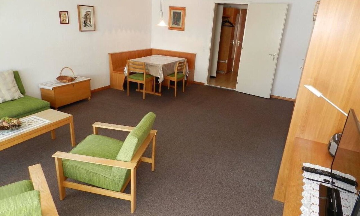 Gstaad Apartment | La Sarine 222 Studio, Dusche oder Bad, WC 2-Bettwohnung by Interhome