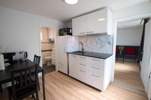 Salmsach Apartment | Lake Getaway Apartment with Private entrance, right on the Lake Constance cycle path, barbecue area, free wifi, Netflix and free bikes